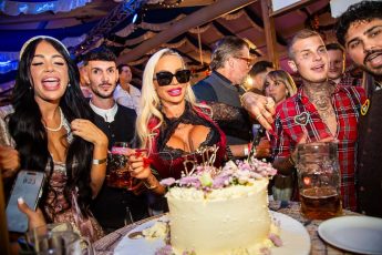 Gina-Lisa Lohfink (Bild Mitte) feierte mit Frank Kuhlmann (rechts im Bild neben Gina-Lisa) und Gästen ihren Geburtstag beim FRANKFURTER OKTOBERFEST 2025 (Foto: Edward Park, www.edward-park.com)