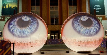 OCULUCIS – Zwei große Augen sind die Lichtkunst des Künstlers H:E:M, die beim Essen Light Festival 2024 auf dem Essener Theaterplatz zu bestaunen war (Foto / Copyright: EventMasterBook.de Redaktion)