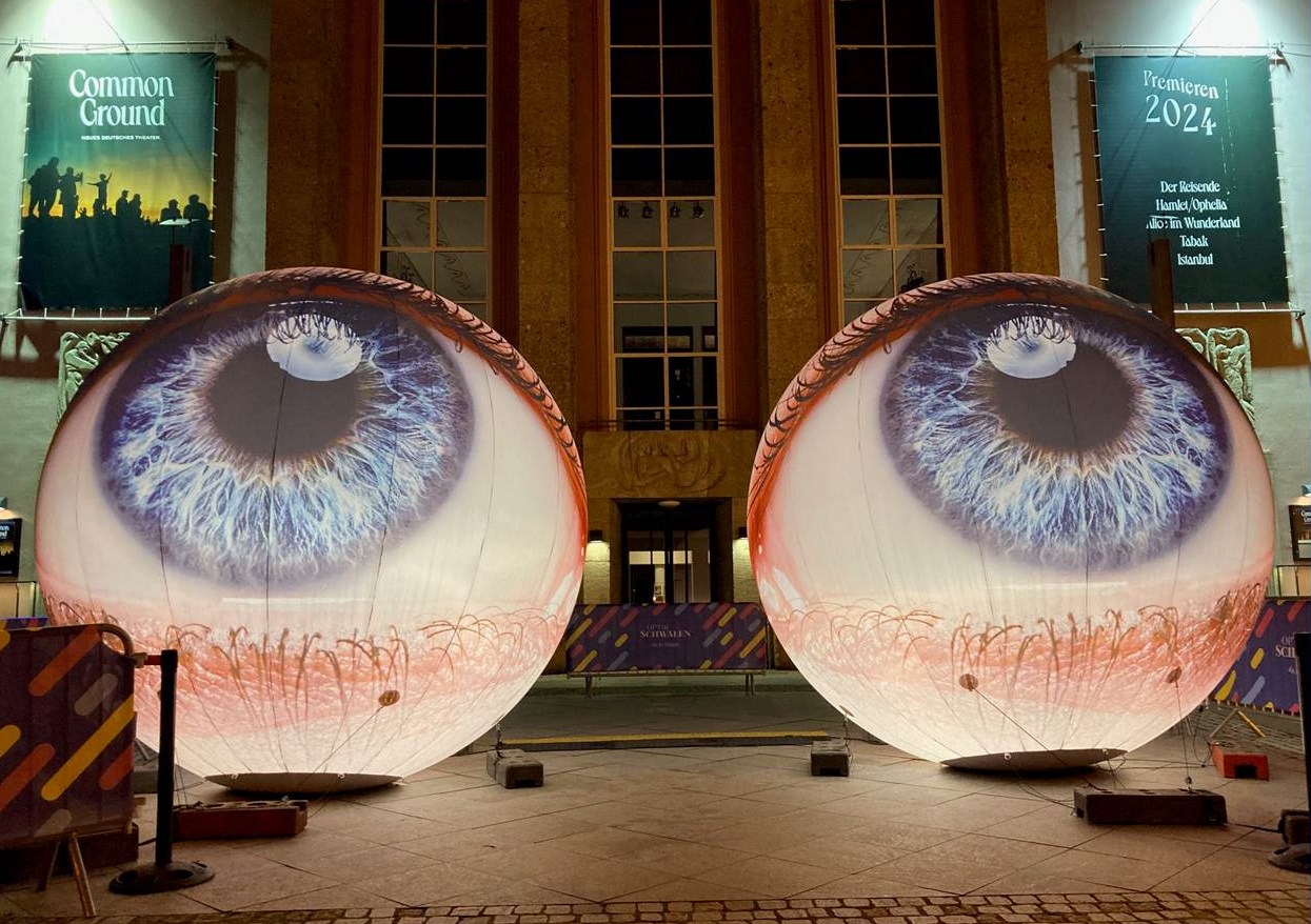 OCULUCIS – Zwei große Augen sind die Lichtkunst des Künstlers H:E:M, die beim Essen Light Festival 2024 auf dem Essener Theaterplatz zu bestaunen war (Foto / Copyright: EventMasterBook.de Redaktion)
