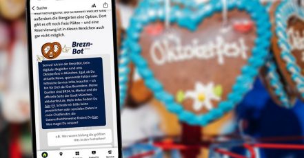 Der KI-Chatbot BreznBot auf dem Handy-Display mit Oktoberfest-Hintergrund (Bildrechte: BR / Julia Knoblauch; Bildcollage: Wolfgang Zehentmeier)