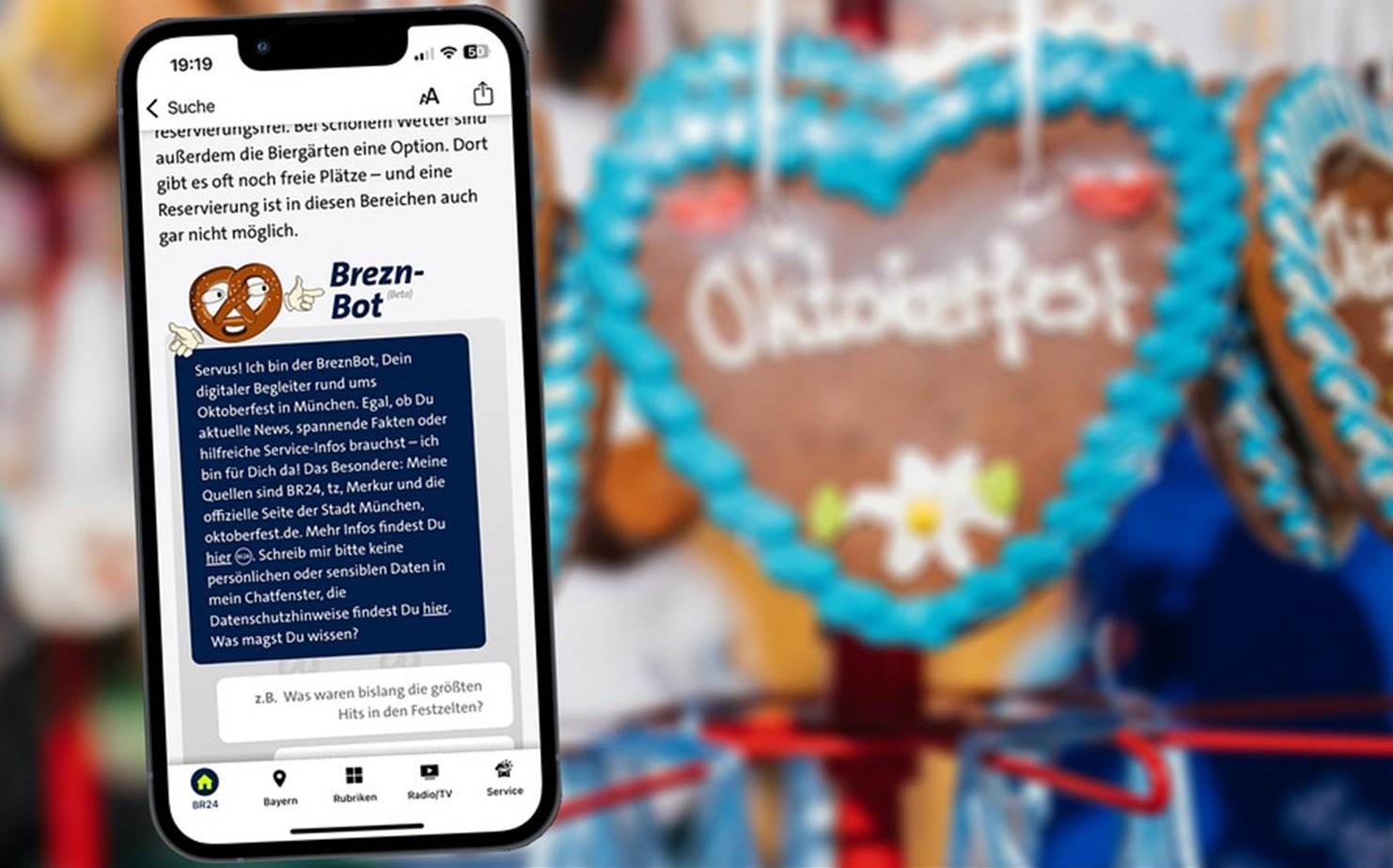 Der KI-Chatbot BreznBot auf dem Handy-Display mit Oktoberfest-Hintergrund (Bildrechte: BR / Julia Knoblauch; Bildcollage: Wolfgang Zehentmeier)