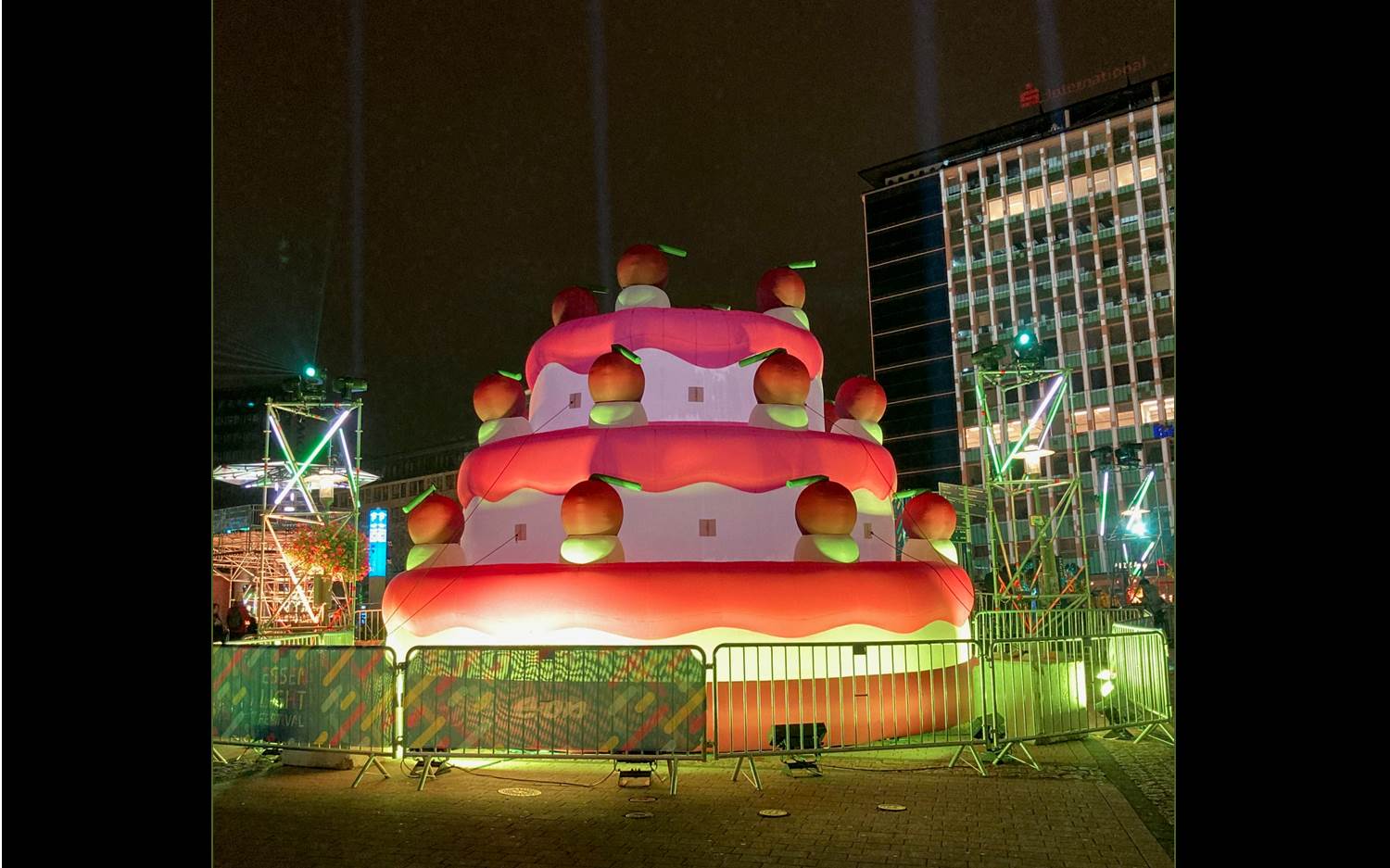 Große Geburtstagstorte zum 10-jähigen Jubiläum, Essen Light Festival 2025 (Foto: EventMasterBook.de Redaktion)