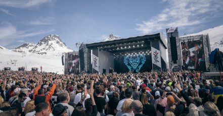 Szene eines Spring Blanc Event auf der Idalp. Star-DJ Robin Schulz wird beim Top of the Mountain Easter Concert 2026 für Elektro-Beats sorgen. (Foto / Copyright: TVB Paznaun – Ischgl)