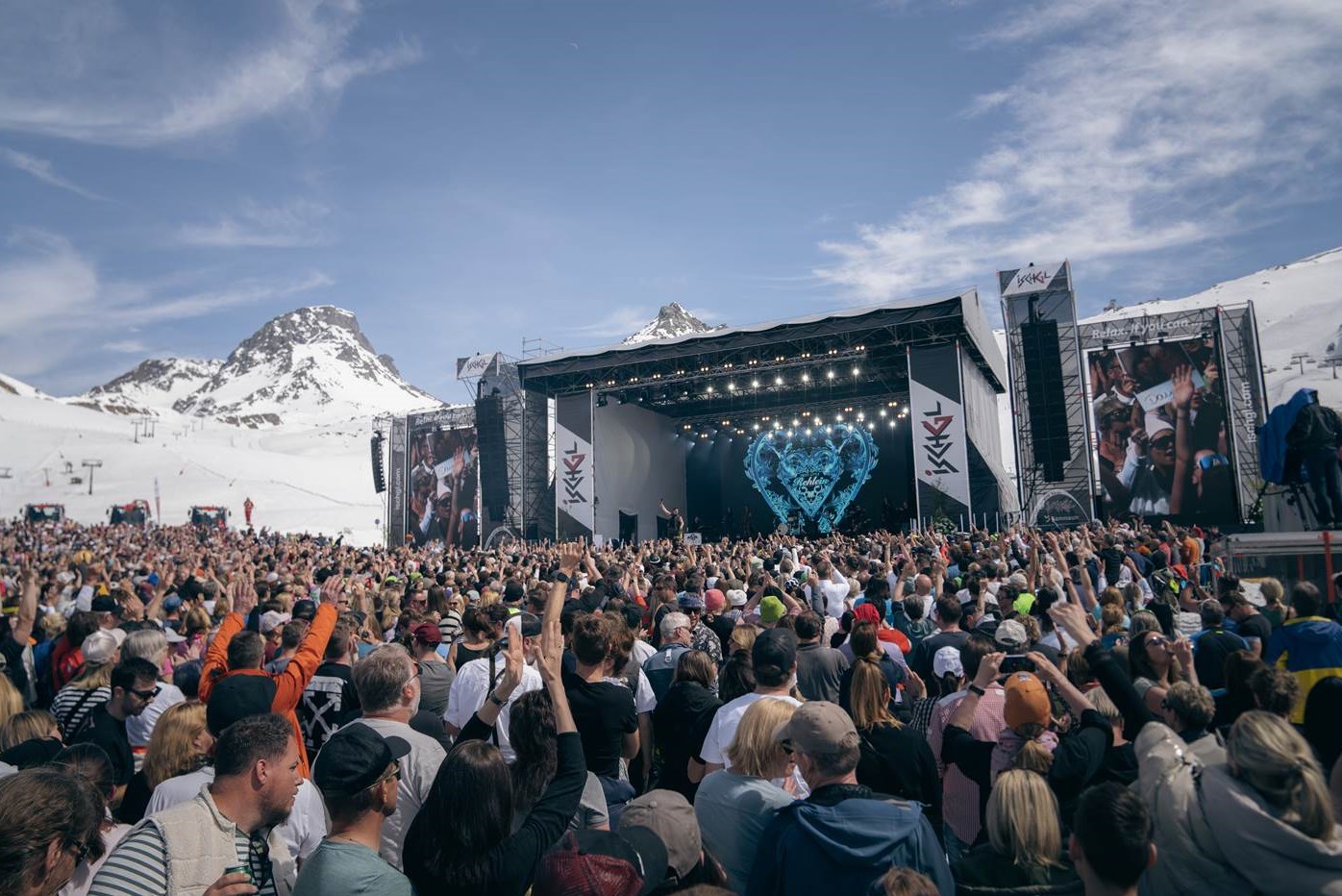Szene eines Spring Blanc Event auf der Idalp. Star-DJ Robin Schulz wird beim Top of the Mountain Easter Concert 2026 für Elektro-Beats sorgen. (Foto / Copyright: TVB Paznaun – Ischgl)