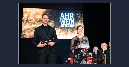 Ahrwein des Jahres, Galanacht der Spitzenweine 2025. Im Bild: Stern-TV-Moderator Dieter Könnes mit Eva Lanzerath, ehemalige Deutsche Weinkönigin aus dem Ahrtal. (Foto: Claudia Posern)