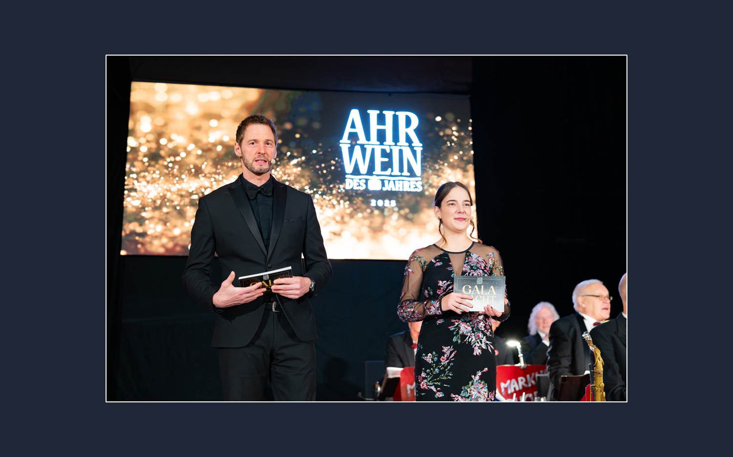 Ahrwein des Jahres, Galanacht der Spitzenweine 2025. Im Bild: Stern-TV-Moderator Dieter Könnes mit Eva Lanzerath, ehemalige Deutsche Weinkönigin aus dem Ahrtal. (Foto: Claudia Posern)