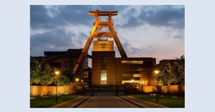 Der ikonische Doppelbock auf dem UNESCO-Welterbe Zollverein wird am 20. November 2025 blau beleuchtet (Foto / Copyright: Jochen Tack, Stiftung Zollverein)