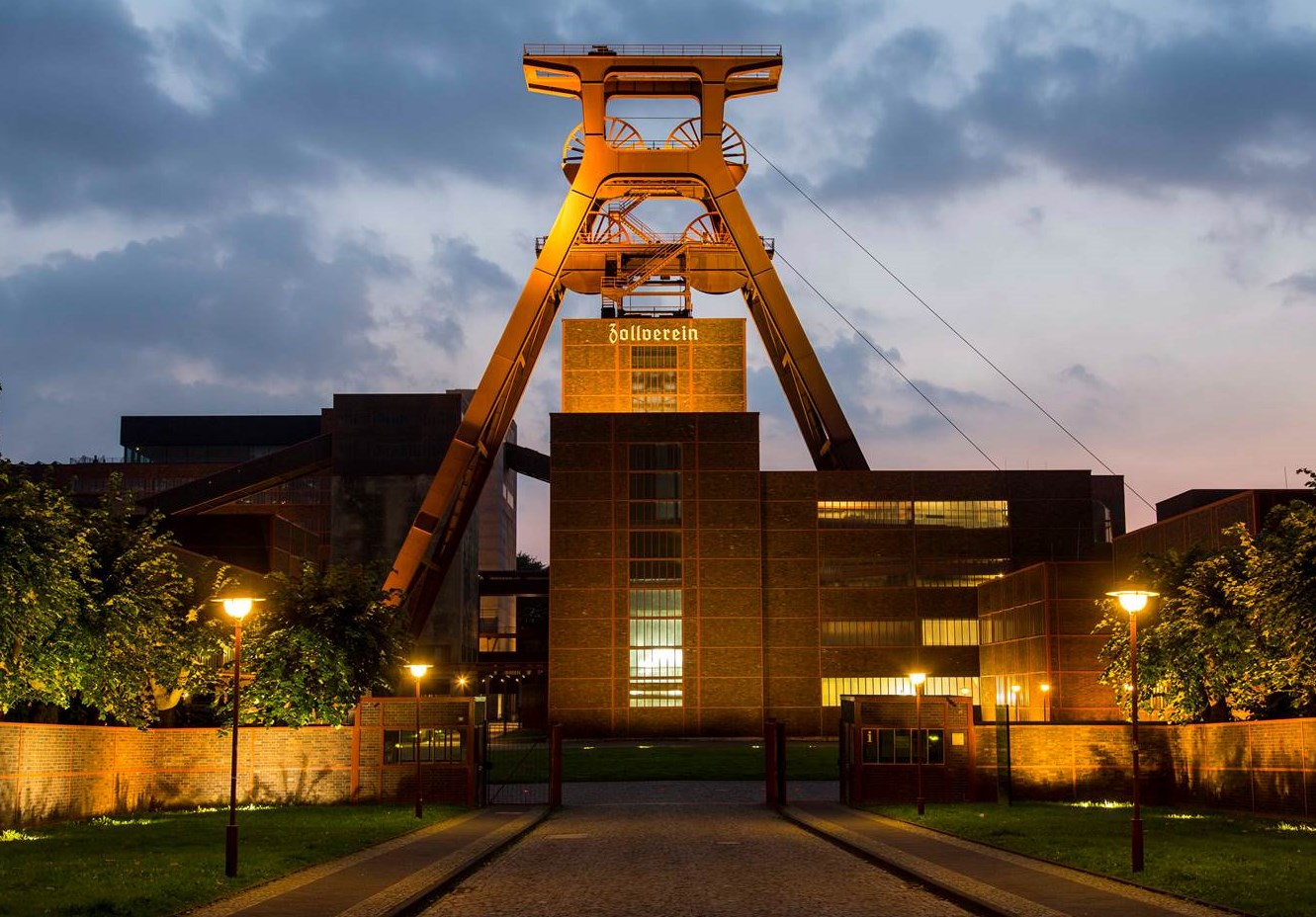 Der ikonische Doppelbock auf dem Gelände des UNESCO-Welterbes Zollverein wird am 20. November 2025 blau beleuchtet (Foto / Copyright: Jochen Tack, Stiftung Zollverein)