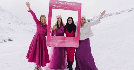 Einschwingen für Pink Ribbon – Szene vom Ladies-Ski-Event am 22. November 2025 in Obertauern (Foto / Copyright: Cristina Exenberger)