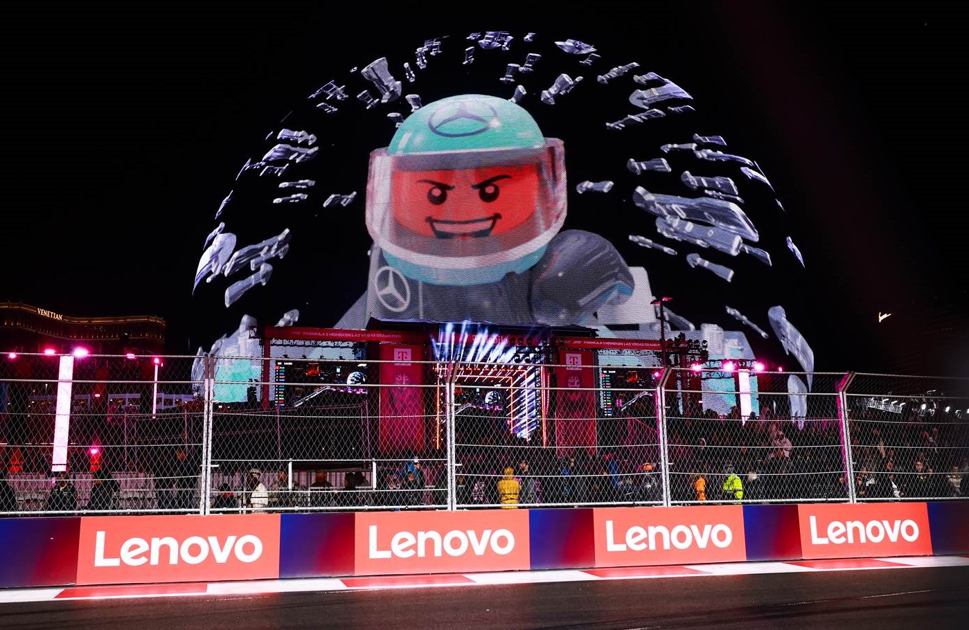 Visuell starke LEGO-Szenen beeindruckten auf der digitalen Außenhaut der Sphere in Las Vegas die F1-Fans (Bildquelle: LEGO Group)