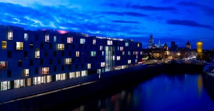 art'otel Cologne, Aussenansicht / Rhein (Quelle: art’otel Cologne, Foto: Matthew D. Shaw)