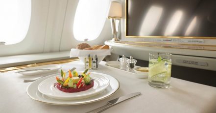 Veganes Catering gibt es bereits heute in allen Klassen der Emirates Airline – von der First Class bis zur Economy. Neue vegane Gerichte sollen ab 2027 verfügbar sein. (Bildrechte: Emirates)