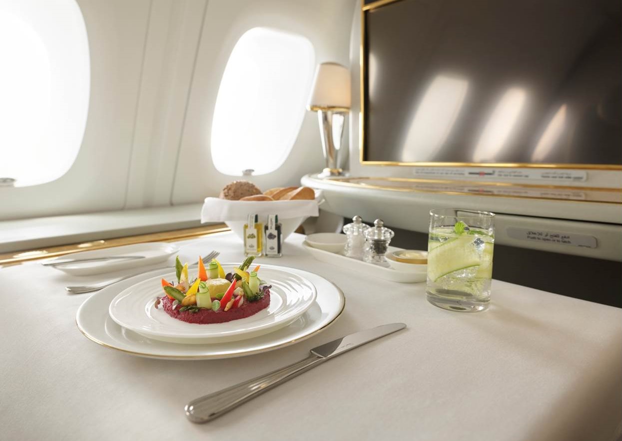 Veganes Catering gibt es bereits heute in allen Klassen der Emirates Airline – von der First Class bis zur Economy. Neue vegane Gerichte sollen ab 2027 verfügbar sein. (Bildrechte: Emirates)