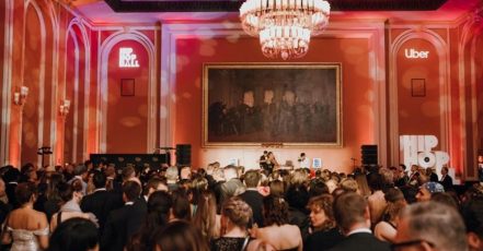 Die zweite Ausgabe des HipHop Balls findet am 14. November 2026 erneut im Roten Rathaus in Berlin statt. (Bildquelle: Reservix)