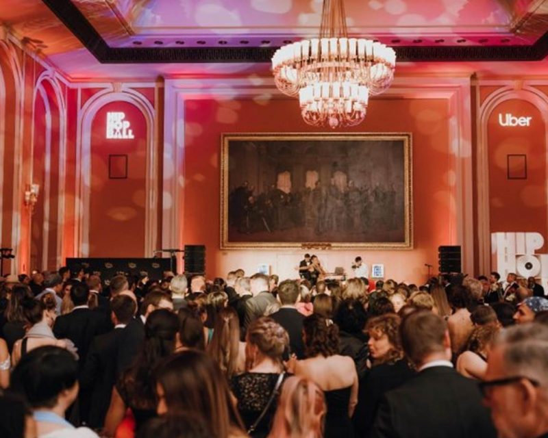 Die zweite Ausgabe des HipHop Balls findet am 14. November 2026 erneut im Roten Rathaus in Berlin statt. (Bildquelle: Reservix)