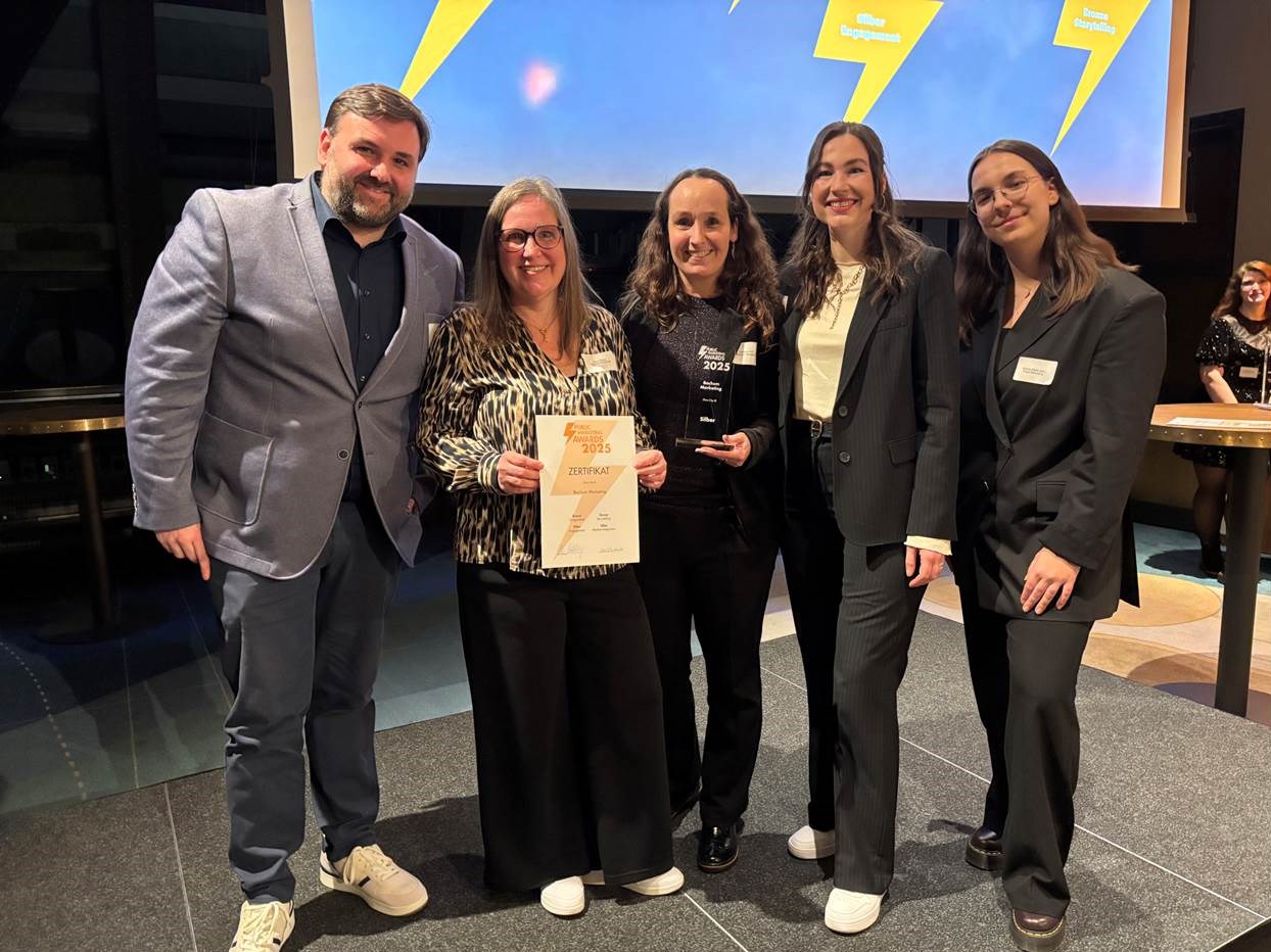 Das Bochum Marketing Team bei der PM-Award-Verleihung in Hamburg. (V.l.n.r.) Christian Krumm (Leiter Kommunikation), Monic Minavi, Stefanie Rolf (beide Projektleitung Dino City III) und Julia Wittmann (Leiterin Stadtmarketing) mit Sophie-Marie Jahn von Public Marketing. (Bildrechte: Bochum Marketing)