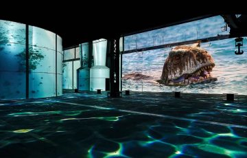 Ein Planet vor unserer Zeit: Dinosaurier – das immersive Erlebnis im Phoenix des Lumières Dortmund versetzt Besuchende zurück in die Welt der Dinosaurier. (Bildrechte: Culturespaces / Falko Wübbecke)