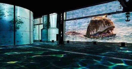 Ein Planet vor unserer Zeit: Dinosaurier – das immersive Erlebnis im Phoenix des Lumières Dortmund versetzt Besuchende zurück in die Welt der Dinosaurier. (Bildrechte: Culturespaces / Falko Wübbecke)