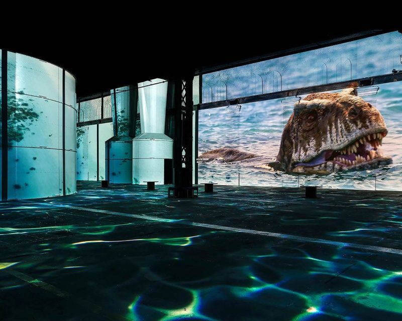 Ein Planet vor unserer Zeit: Dinosaurier – das immersive Erlebnis im Phoenix des Lumières Dortmund versetzt Besuchende zurück in die Welt der Dinosaurier. (Bildrechte: Culturespaces / Falko Wübbecke)