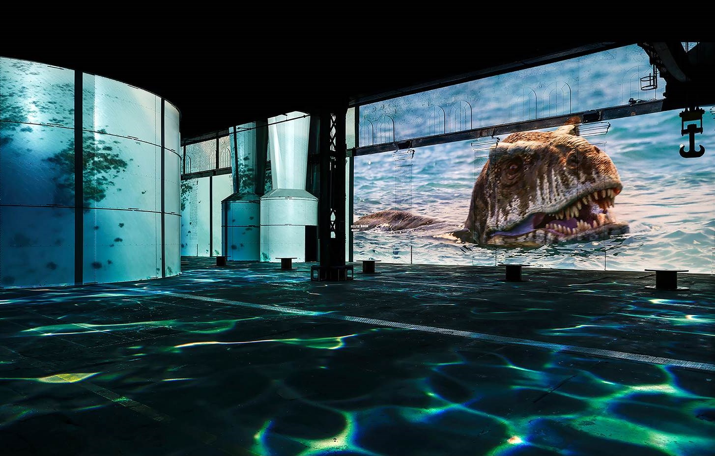 Ein Planet vor unserer Zeit: Dinosaurier – das immersive Erlebnis im Phoenix des Lumières Dortmund versetzt Besuchende zurück in die Welt der Dinosaurier. (Bildrechte: Culturespaces / Falko Wübbecke)