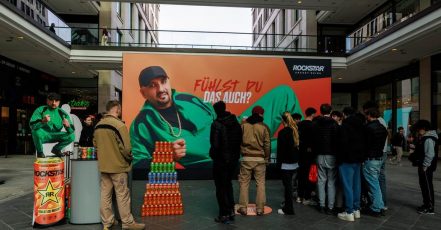 Mehr Live statt nur Digital – Rockstar Energy OOH-Installation in Berlin. Kooperation mit Rapper SSIO. (Quelle/Copyright: Rockstar Energy, Agentur: Faktor 3)