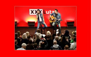 The BossHoss sorgten mit ihrem Live-Auftritt beim XXXLutz Rangsdorf Pre-Shopping Event für die musikalische Untermalung. (Bildrechte: XXXLutz Deutschland)