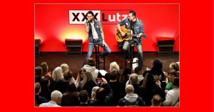 The BossHoss sorgten mit ihrem Live-Auftritt beim XXXLutz Rangsdorf Pre-Shopping Event für die musikalische Untermalung. (Bildrechte: XXXLutz Deutschland)