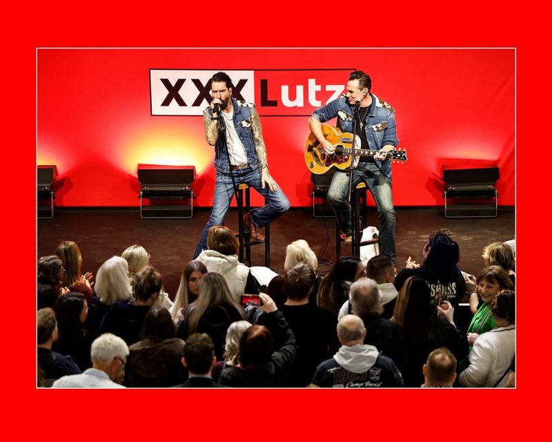 The BossHoss sorgten mit ihrem Live-Auftritt beim XXXLutz Rangsdorf Pre-Shopping Event für die musikalische Untermalung. (Bildrechte: XXXLutz Deutschland)