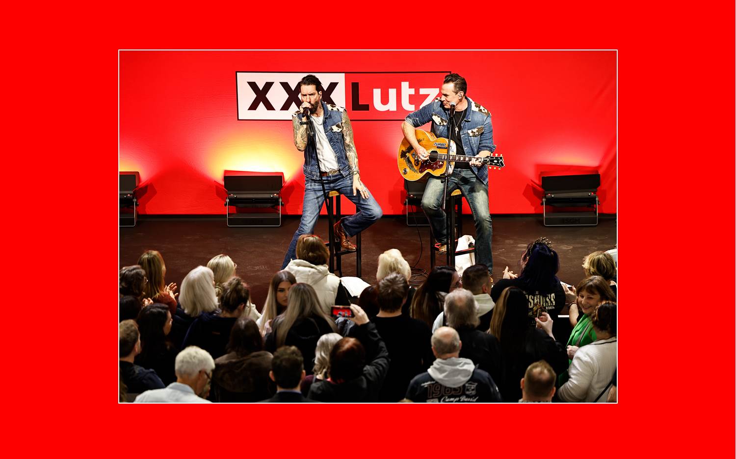The BossHoss sorgten mit ihrem Live-Auftritt beim XXXLutz Rangsdorf Pre-Shopping Event für die musikalische Untermalung. (Bildrechte: XXXLutz Deutschland)