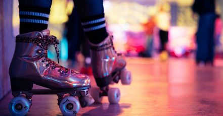 Neben der regulären Laufzeit warten auf der Zollverein-Rollschuhbahn Specials, wie SkateJam Workshops und Rollerdiscos auf die Rollschuhfans. (Copyright: Stiftung Zollverein, Lisa Warich)