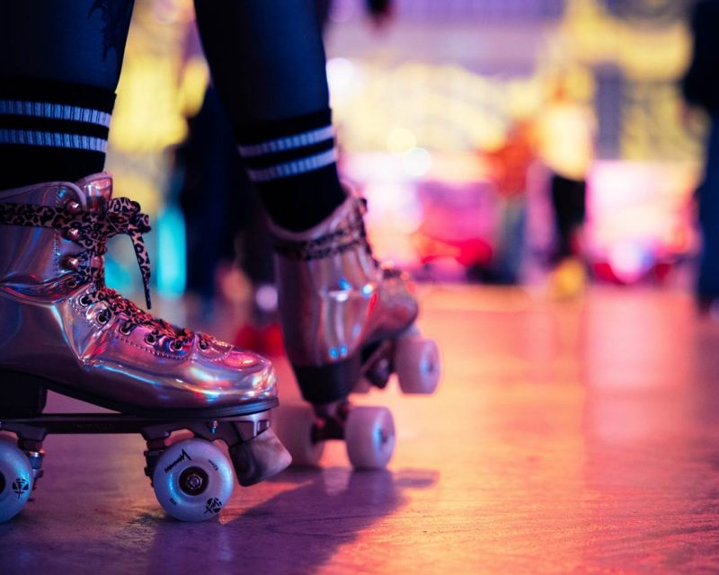 Neben der regulären Laufzeit warten auf der Zollverein-Rollschuhbahn Specials, wie SkateJam Workshops und Rollerdiscos auf die Rollschuhfans. (Copyright: Stiftung Zollverein, Lisa Warich)