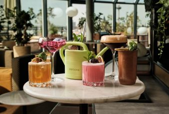 Kreative Cocktails mit flankierendem Duftkonzept und die sympathische Wasser-Gießkanne setzen neue Akzente in der Bar Botanik im 11. Stock des Wasserturm Hotel Cologne (Foto: Luis Rüsing)