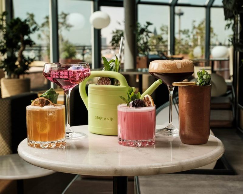 Kreative Cocktails mit flankierendem Duftkonzept und die sympathische Wasser-Gießkanne setzen neue Akzente in der Bar Botanik im 11. Stock des Wasserturm Hotel Cologne (Foto: Luis Rüsing)