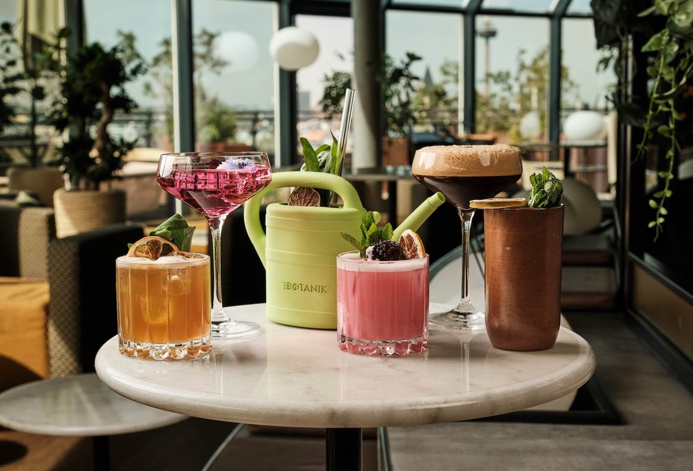 Kreative Cocktails mit flankierendem Duftkonzept und die sympathische Wasser-Gießkanne setzen neue Akzente in der Bar Botanik im 11. Stock des Wasserturm Hotel Cologne (Foto: Luis Rüsing)