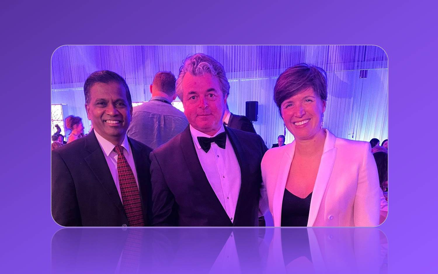 ICCA-CEO Dr. Senthil Gopinath, ICCA Influencer Award Gewinner Ben Hainsworth und ICCA-Präsidentin Marta Gomes beim IMEX Gala Dinner in Frankfurt/M. (Bildquelle: icaaworld.org)