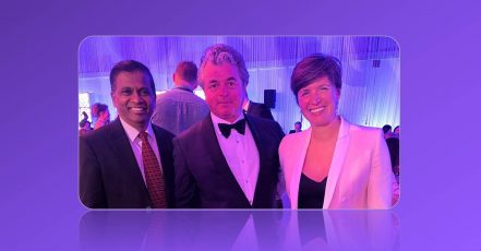 ICCA-CEO Dr. Senthil Gopinath, ICCA Influencer Award-Gewinner Ben Hainsworth, ICCA-Präsidentin Marta Gomes beim IMEX Gala Dinner in Frankfurt (Bildquelle: icaaworld.org)