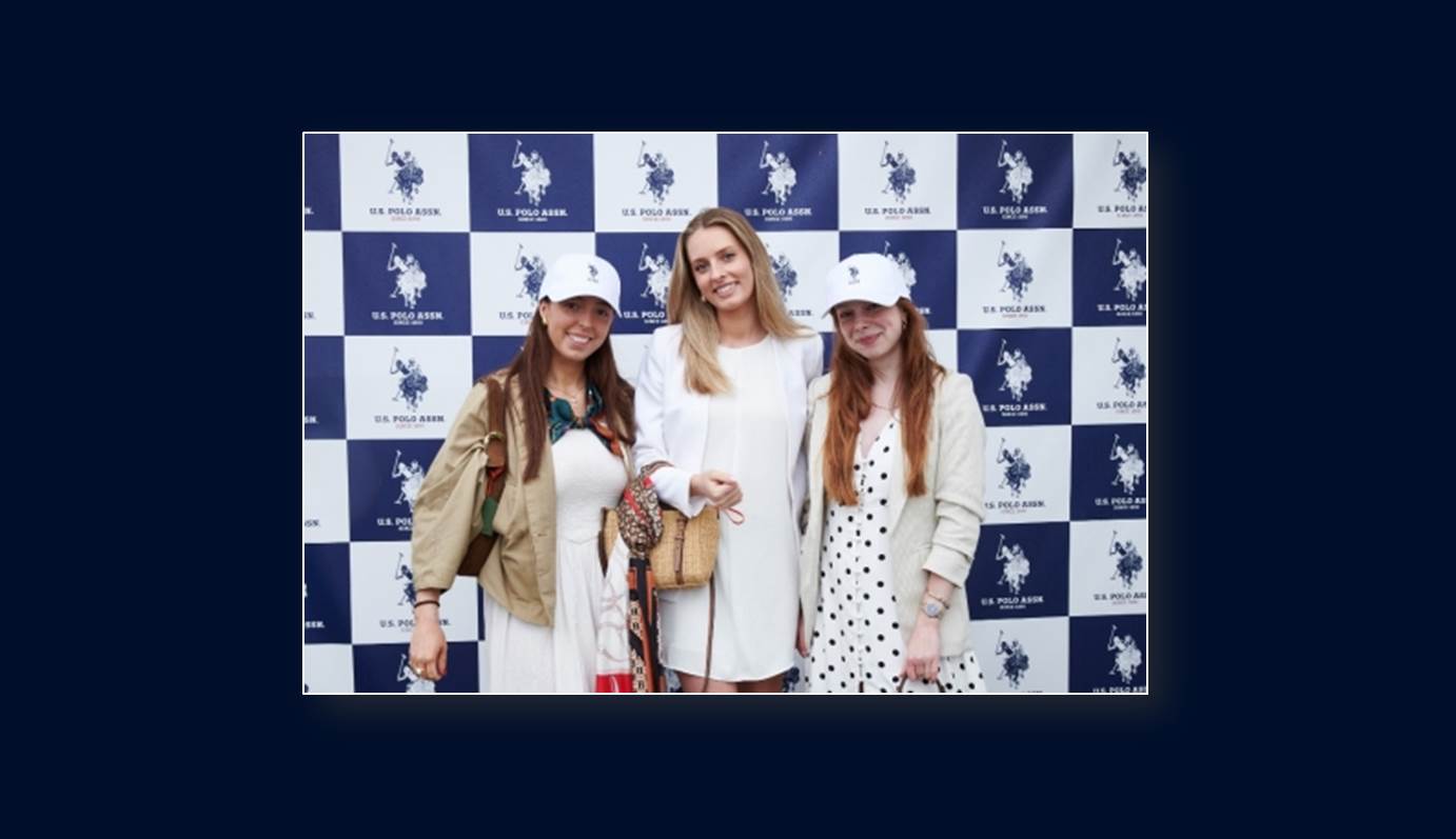 Festival-Gäste posieren vor der U.S. Polo Assn. Fotowand, Chestertons Polo in the Park Festival 2026, London (Foto / Copyright: Spot Me | übermittelt durch: IR-WORLD.com Finanzkommunikation GmbH)