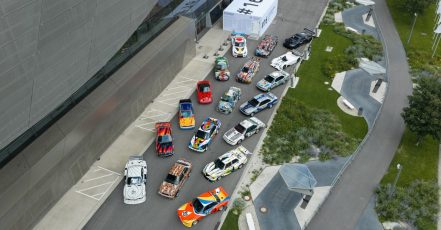 Wiedervereint in der BMW Welt München – Alle 20 BMW Art Cars werden erstmals in einer Ausstellung gezeigt (Bildrechte: BMW AG)