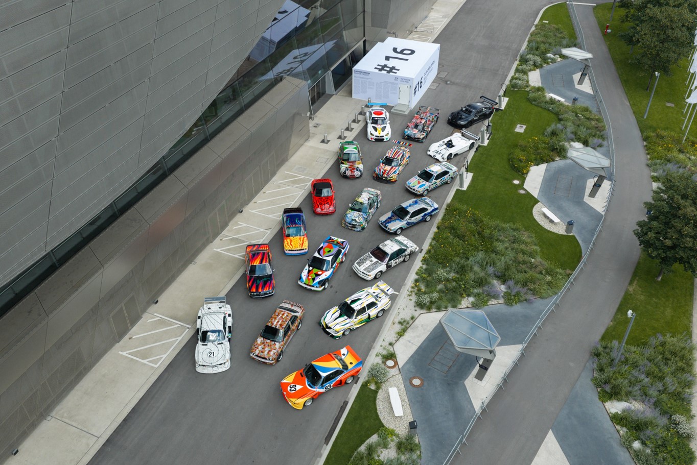 Wiedervereint in der BMW Welt München – Alle 20 BMW Art Cars werden erstmals in einer Ausstellung gezeigt (Bildrechte: BMW AG)