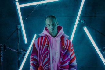 Alle Farben – Der Star-DJ und bekannte Berliner Musikproduzent bringt erstmals elektronische Musik (EDM) zu den Bayreuther Festspielen (Foto: Phil Hessler)
