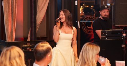 Sängerin Joelina Drews präsentiert den neuen L’Osteria Song bei der FIAT x L’Osteria Pre-Party zum BUNTE New Faces Award 2026 (Bildquelle: FR L’Osteria SE)