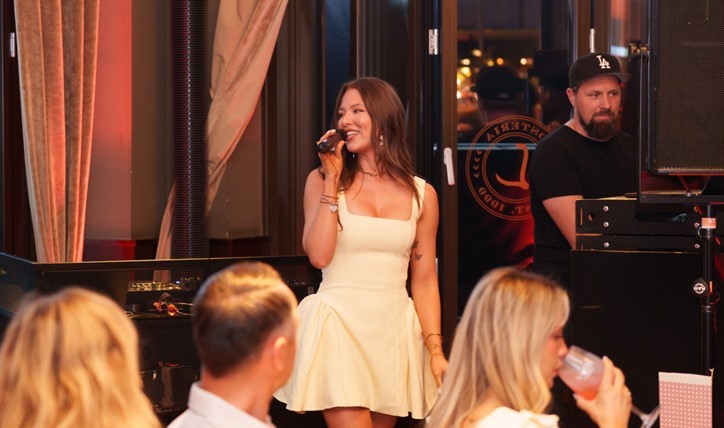 Sängerin Joelina Drews präsentiert den neuen L’Osteria Song bei der FIAT x L’Osteria Pre-Party zum BUNTE New Faces Award 2026 (Bildquelle: FR L’Osteria SE)