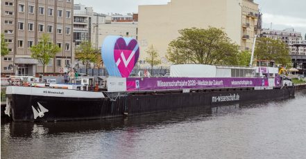 Die MS Wissenschaft ankert 2026 in 36 kleinen und großen Städten in Deutschland, Polen und Österreich. Dieses Jahr dreht sich die Wanderausstellung um die Medizin der Zukunft (Copyright: Ilja C. Hendel, Wissenschaft im Dialog)