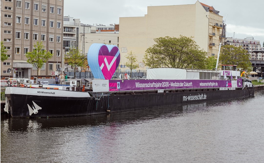 Die MS Wissenschaft ankert 2026 in 36 kleinen und großen Städten in Deutschland, Polen und Österreich. Dieses Jahr dreht sich die Wanderausstellung um die Medizin der Zukunft (Copyright: Ilja C. Hendel, Wissenschaft im Dialog)