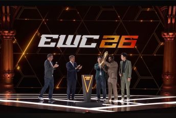 Präsident Emmanuel Macron und Ralf Reichert, CEO der Esports Foundation (l.), überreichen bei der Abschlusszeremonie des Esports World Cup 2026 im Grand Palais in Paris die Club-Championship-Trophäe an die Vertreter des EWC-2026-Siegers AG.AL: Kedeng Le, Chairman und CEO der AG Esports Group sowie von AG Global, Abubaker Sheikh, Vice President AG Global (Business), und Xin Chang, Vice President AG Global und Special Assistant to the Chairman. (Bildrechte: Esports Foundation, Fotograf: yellow house GmbH)
