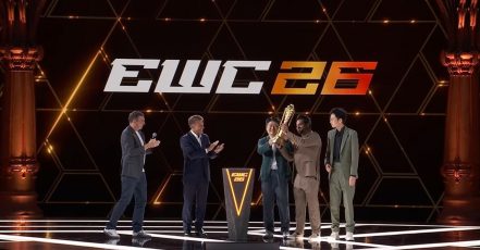 Präsident Emmanuel Macron und Ralf Reichert, CEO der Esports Foundation (l.), überreichen bei der Abschlusszeremonie des Esports World Cup 2026 im Grand Palais in Paris die Club-Championship-Trophäe an die Vertreter des EWC-2026-Siegers AG.AL: Kedeng Le, Chairman und CEO der AG Esports Group sowie von AG Global, Abubaker Sheikh, Vice President AG Global (Business), und Xin Chang, Vice President AG Global und Special Assistant to the Chairman. (Bildrechte: Esports Foundation, Fotograf: yellow house GmbH)