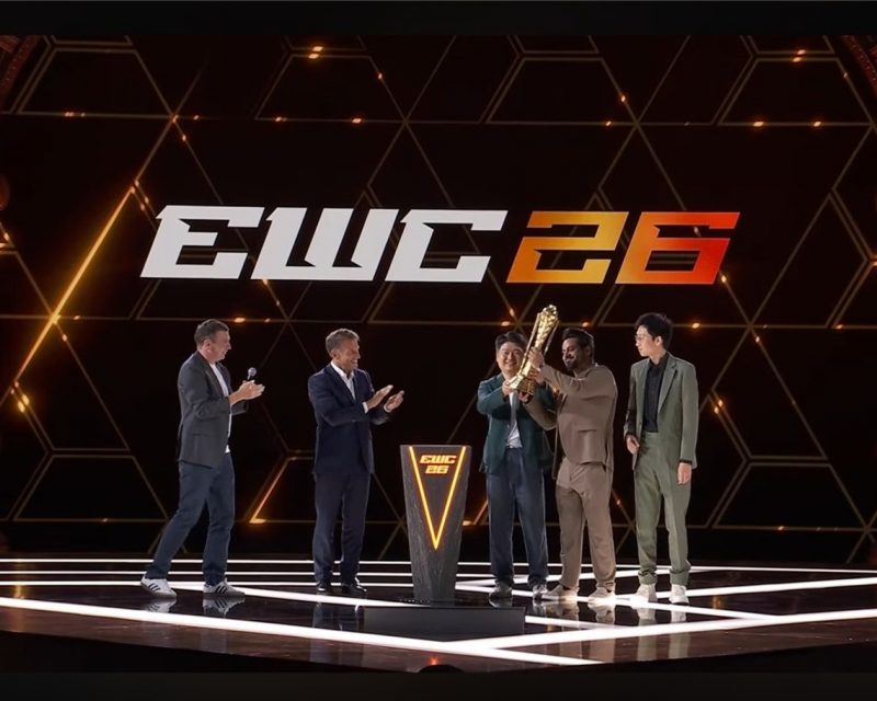 Präsident Emmanuel Macron und Ralf Reichert, CEO der Esports Foundation (l.), überreichen bei der Abschlusszeremonie des Esports World Cup 2026 im Grand Palais in Paris die Club-Championship-Trophäe an die Vertreter des EWC-2026-Siegers AG.AL: Kedeng Le, Chairman und CEO der AG Esports Group sowie von AG Global, Abubaker Sheikh, Vice President AG Global (Business), und Xin Chang, Vice President AG Global und Special Assistant to the Chairman. (Bildrechte: Esports Foundation, Fotograf: yellow house GmbH)