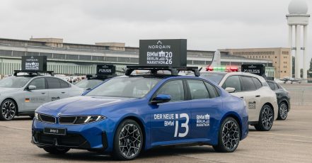 Der neue BMW i3 ist das offizielles Führungsfahrzeug beim Berlin Marathon 2026 Elite-Rennen der Männer. (Bildrechte: BMW Group)