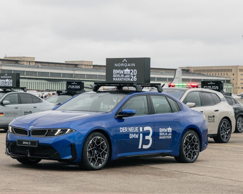 Der neue BMW i3 ist das offizielles Führungsfahrzeug beim Berlin Marathon 2026 Elite-Rennen der Männer. (Bildrechte: BMW Group)
