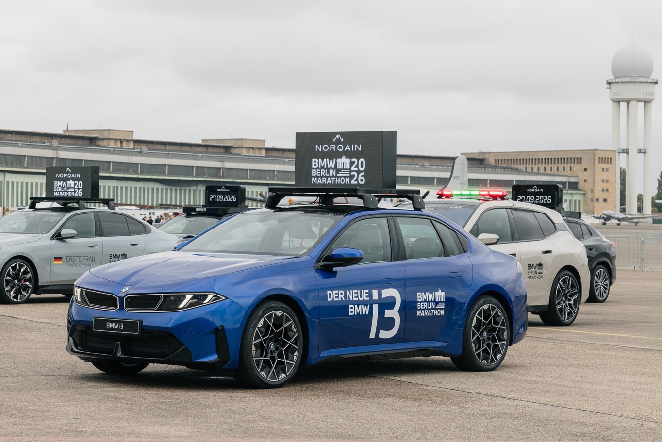 Der neue BMW i3 ist das offizielles Führungsfahrzeug beim Berlin Marathon 2026 Elite-Rennen der Männer. (Bildrechte: BMW Group)